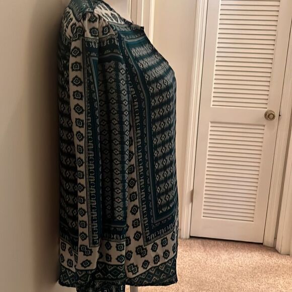 Francesca’s Miami Green and White Retro Split Neck Blouse.  Size Small - Picture 7 of 12